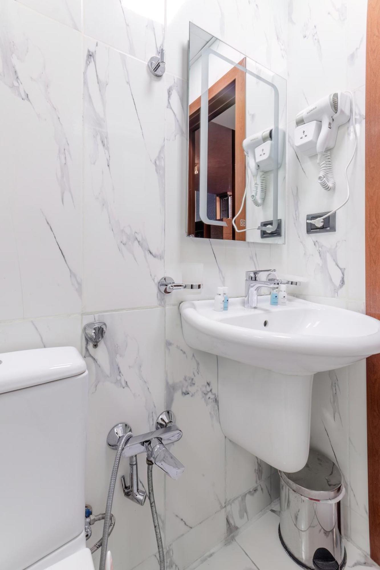 Deluxe Hotel Баку Екстериор снимка